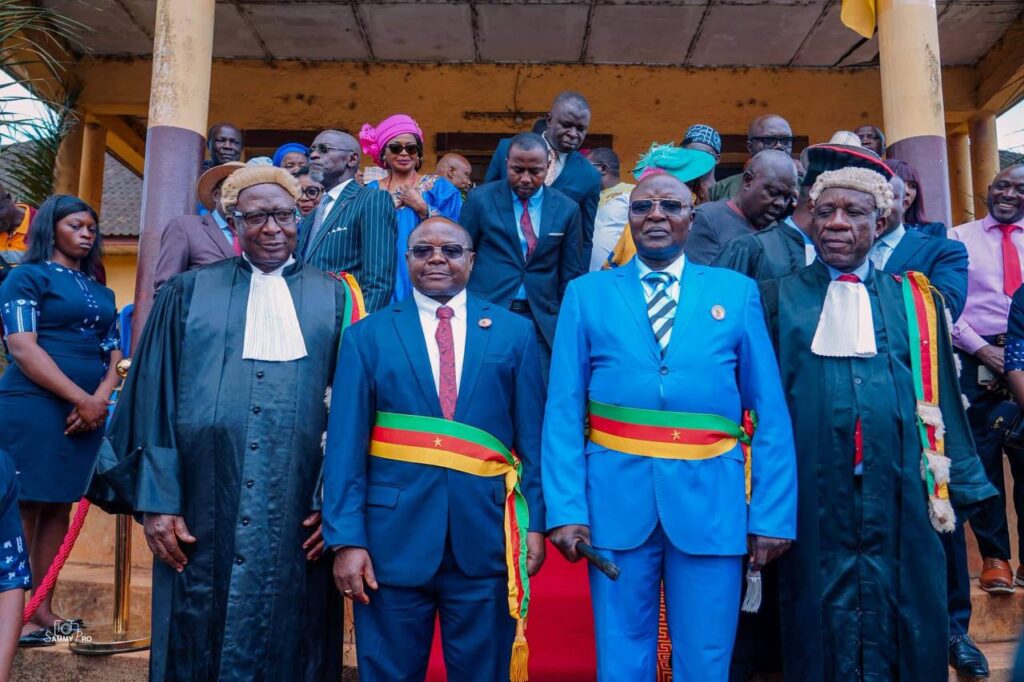 Prestation de serment du maire de Dschang Émile Temgoua entouré des autorités et personnalités présentes
