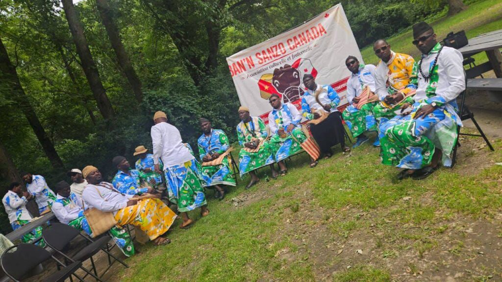 Membres de BANN SANZO Canada en tenues traditionnelles lors d’une rencontre culturelle au Canada